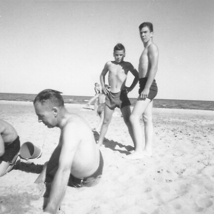 1966beach.jpg, 23394 bytes, 5/25/02